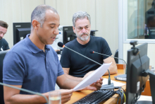 Vereadores sentados à Mesa analisam documento