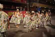 Mulheres em bloco carnavalesco em roupas típicas