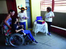 Pessoa em cadeira de rodas conversa com outras pessoas