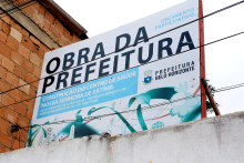 Imagem da placa da obra do centro de saúde 