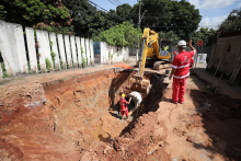 funcionários da prefeitura realizam obras de reconstrução em via da região do Barreiro