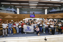 Agentes de saúde exibem cartazes com frases de ordem