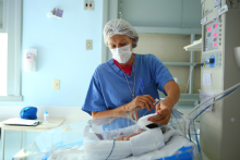 Enfermeira atendendo bebê em uti neonatal