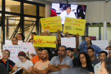 Empreendedores assistem à audiência e erguem cartazes contra o rodízio de food trucks