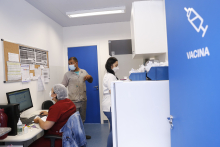 profissionais de centro de saúde de belo horizonte em sala de vacina