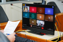 Tela de computador mostra vereadores presentes virtualmente em reunião de comissão