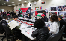 Vereadores e convidados participam de audiência no Plenário Helvécio Arantes, bandeiras da palestina estão afixadas nas paredes