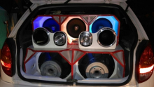 sistema de som em porta malas de carro