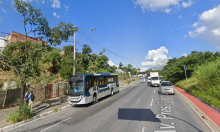 trecho da avenida Tancredo Neves, com ônibus e carros trafegando