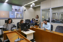 parlamentares presentes em reunião de comissão