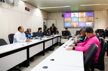 parlamentares e participantes presentes em audiência pública na câmara municipal de bh