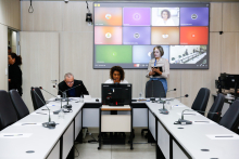 parlamentares presentes em reunião de comissão na câmara de bh