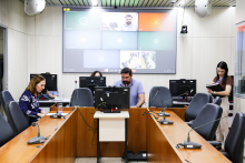 parlamentares presentes em reunião de comissão