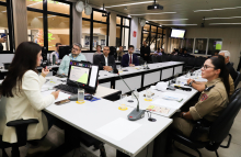 Vereadora Marcela Trópia com convidados no Plenário Helvécio Arantes
