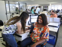 mulher afere pressão de outra mulher, sentada
