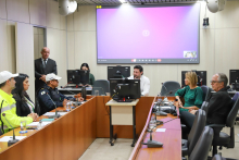 parlamentares e participantes presentes em audiência pública na câmara municipal de bh