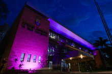 Fachada da Câmara Municipal de BH iluminada de roxo