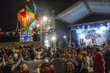 Pessoas dançam quadrilha junina em evento em BH