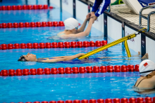 atletas ocupando suas respectivas raias em piscina olímpica
