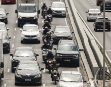 trânsito de veículos em rodovia