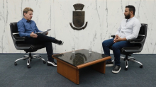 O jornalista Carlos Freitas entrevista o vereador José Ferreira no Plenário Amintas de Barros