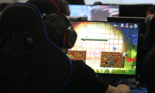 Homem joga no computador