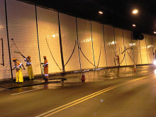 funcionários de limpeza pública fazem remoção de pichação em paredes de túnel