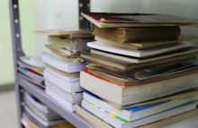 Livros empilhados em estante