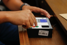 close em mãos manusenado terminal de votação do parlamentar