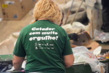 Catadora trabalhando