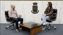 O jornalista Alessandro Duarte entrevista a vereadora Janaina Cardoso no Plenário Amintas de Barros
