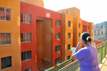 mulher observa condomínio de prédios