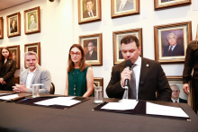 Professor Juliano Lopes e Fernanda Pereira Altoé ao lado do vereador recém empossado Rubão