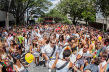 Foliões se divertem em bloco de carnaval