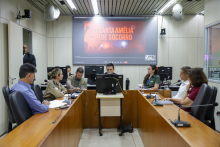 parlamentares e presentes em audiência pública na câmara de bh