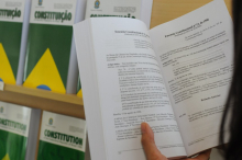 mulher de costas segura constituição da república