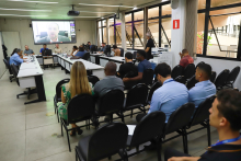 parlamentares e presentes em audiência pública na câmara de bh