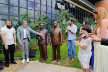Vereadores e convidados na Praça da Constituinte, em frente à estátua recém-inaugurada