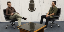 O jornalista Carlos Freitas entrevista o vereador Sargento Jalyson no Plenário Amintas de Barros