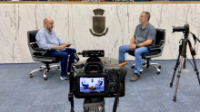 O jornalista Alessandro Duarte entrevista o vereador Pedro Patrus no Plenário Amintas de Barros