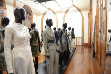 manequins exibem peças de roupa