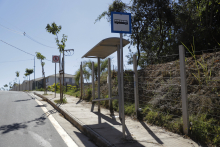 Abrigo de ponto de ônibus instalado em calçada