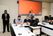 parlamentares presentes em reunião de comissão na câmara de bh