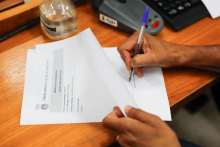 mãos assinam documento