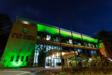 Fachada da CMBH iluminada de verde