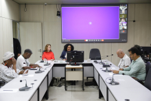 parlamentares e participantes presentes em audiência pública na câmara municipal de bh