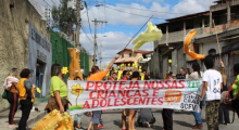 caminhada de pessoas pela campanha maio laranja