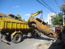 reboque recolhe automóvel velho de via pública