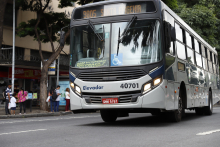 ônibus de transporte coletivo circula em via pública