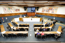 Vereadores reunidos no Plenário durante votação
